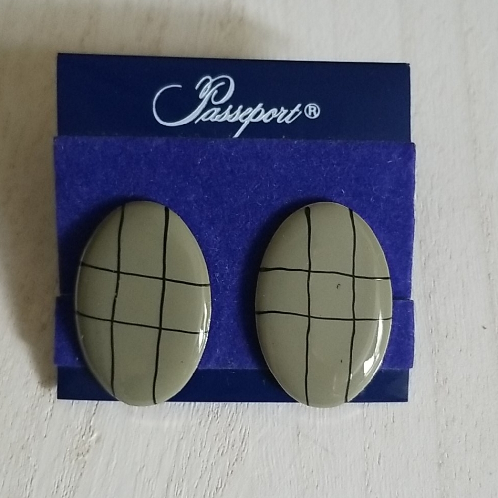 80s Gray Oval Clip-On Earrings